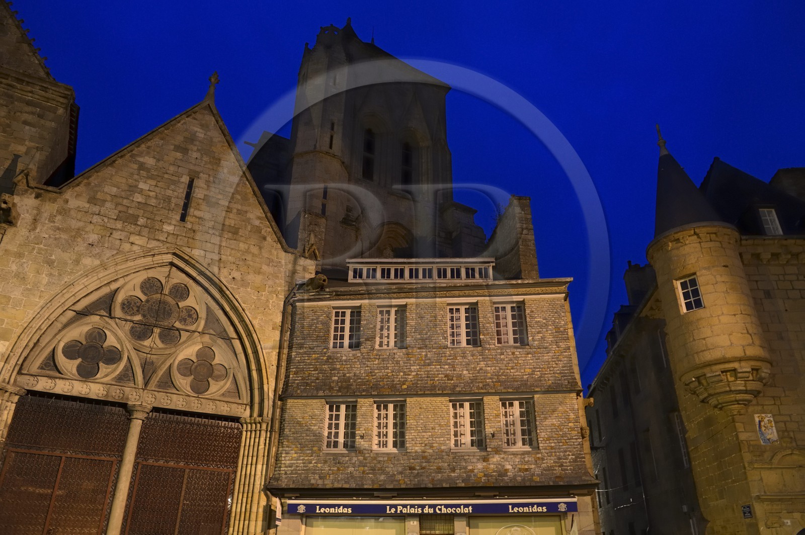 France, Côtes-d'Armor (22), Guingamp, maison à tourelle rue Notre-dame, clocher de la basilique Notre-Dame de Bon-secours