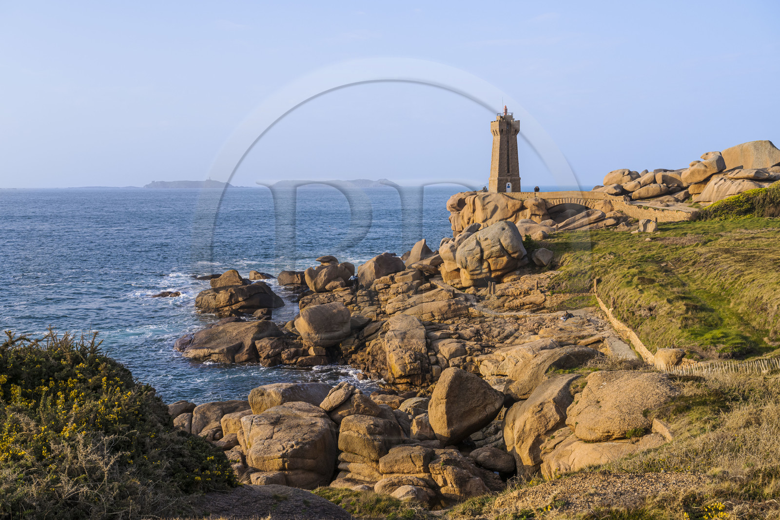 France, Côtes-d'Armor (22), Côte de Granit Rose, Perros-Guirec, Ploumanac'h, pointe de Skewell (Squéouel), le phare de Mean Ruz sur le sentier des Douaniers aussi chemin de Grande Randonnée GR 34