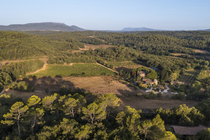 France, Var (83), Provence Verte, Bras, vers Saint-Maximin-la-Sainte-Baume, la maison d'hotes Le Peyrourier - une campagne en Provence (vue aérienne)