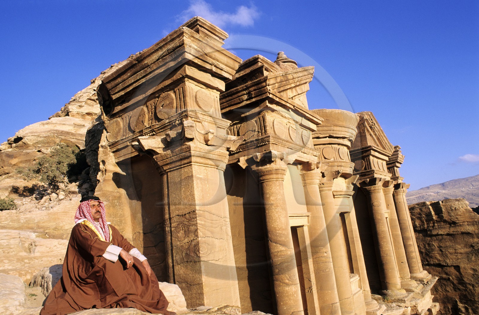 Jordanie, Petra, un bédouin contemple le coucher de soleil à mi-hauteur du Deir (le Monastère), 42m de haut