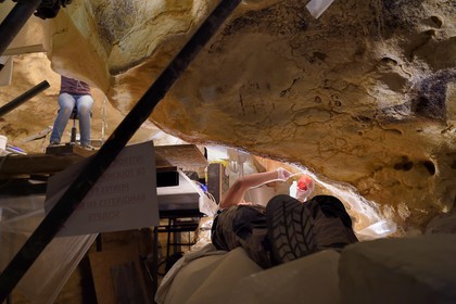 France, Dordogne, Montignac, Montignac-Lascaux Parietal Art international Centre (Lascaux 4) building site, finishing work in the passage of the reconstituted cave by the Atelier des Fac-Similés du Périgord (Perigord's Facsimile Workshop AFSP)