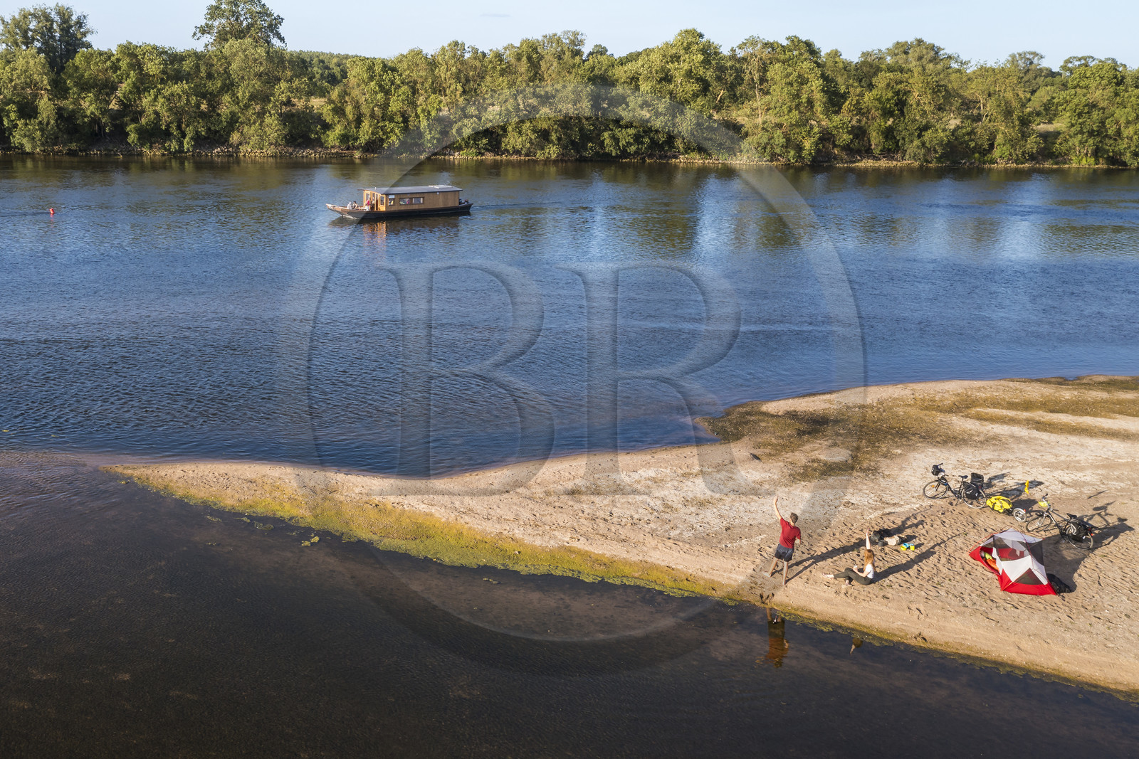France, Maine-et-Loire (49), vallée de la Loire classée au Patrimoine Mondial par l'UNESCO, randonnée à bicyclette le long des berges de la Loire, campement pour la nuit sur un des bancs de sable formant des îles sur la Loire, une gabarre (bateau traditionnel à fond plat) en arrière plan (vue aérienne)