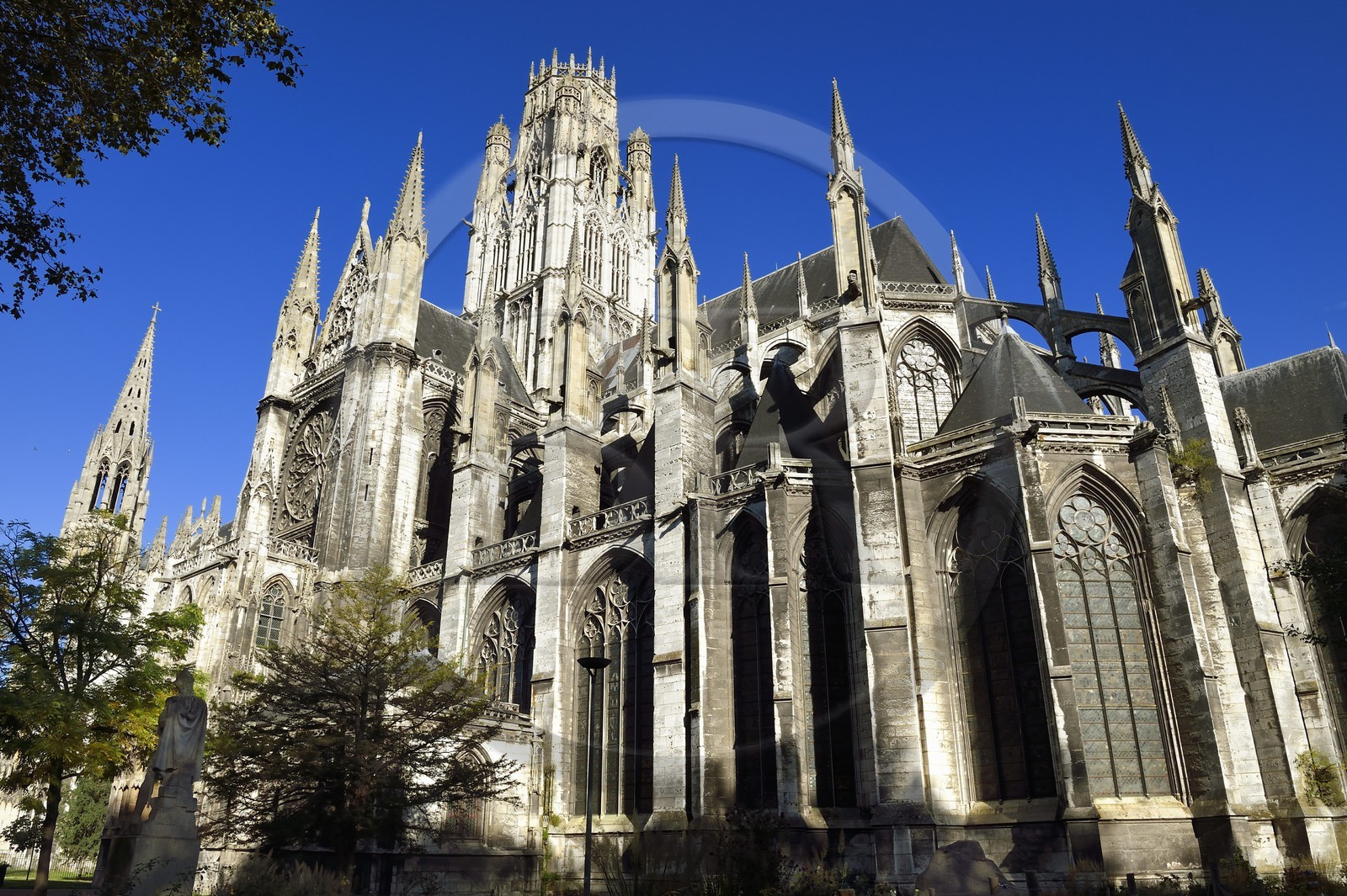 France, Seine-Maritime (76), Rouen, abbatiale Saint-Ouen (XIIème au XVème siècle) de style gothique rayonnant et flamboyant, Tour-clocher dite couronnée sur la croisée du transept