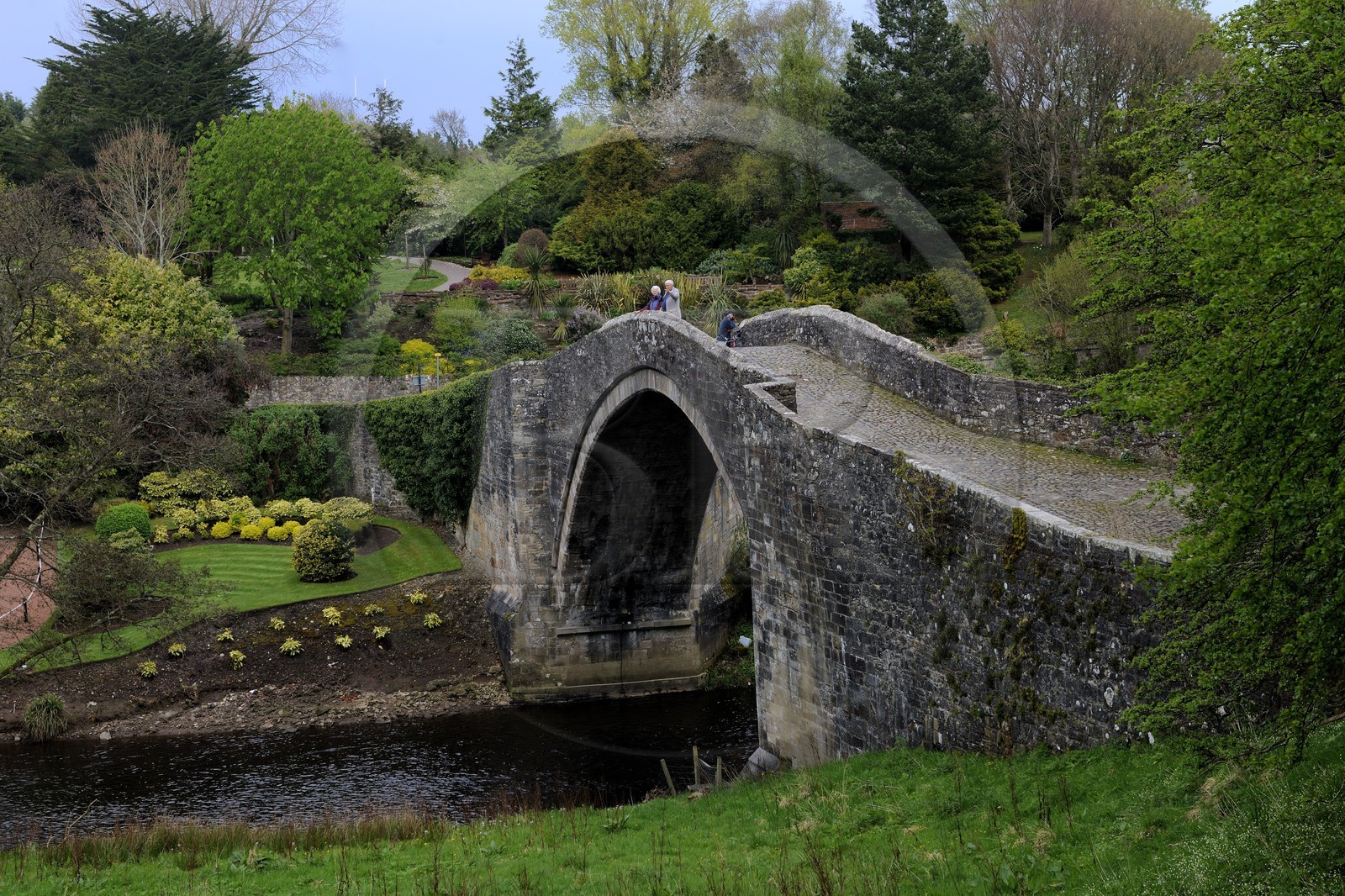 Royaume-Uni, Ecosse, Ayrshire, Ayr, Alloway village natal de Robert Burns, le vieux pont Brig O'Doon du 13è siècle évoqué dans son poème Tam O'Shanter