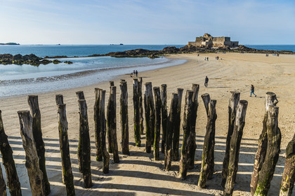 France, Ille et Vilaine, Cote d'Emeraude (Emerald Coast), Saint Malo, Fort National designed by Vauban and built by Siméon Garangeau from 1689 to 1693, Eventail beach at low tide with its wooden breakwaters