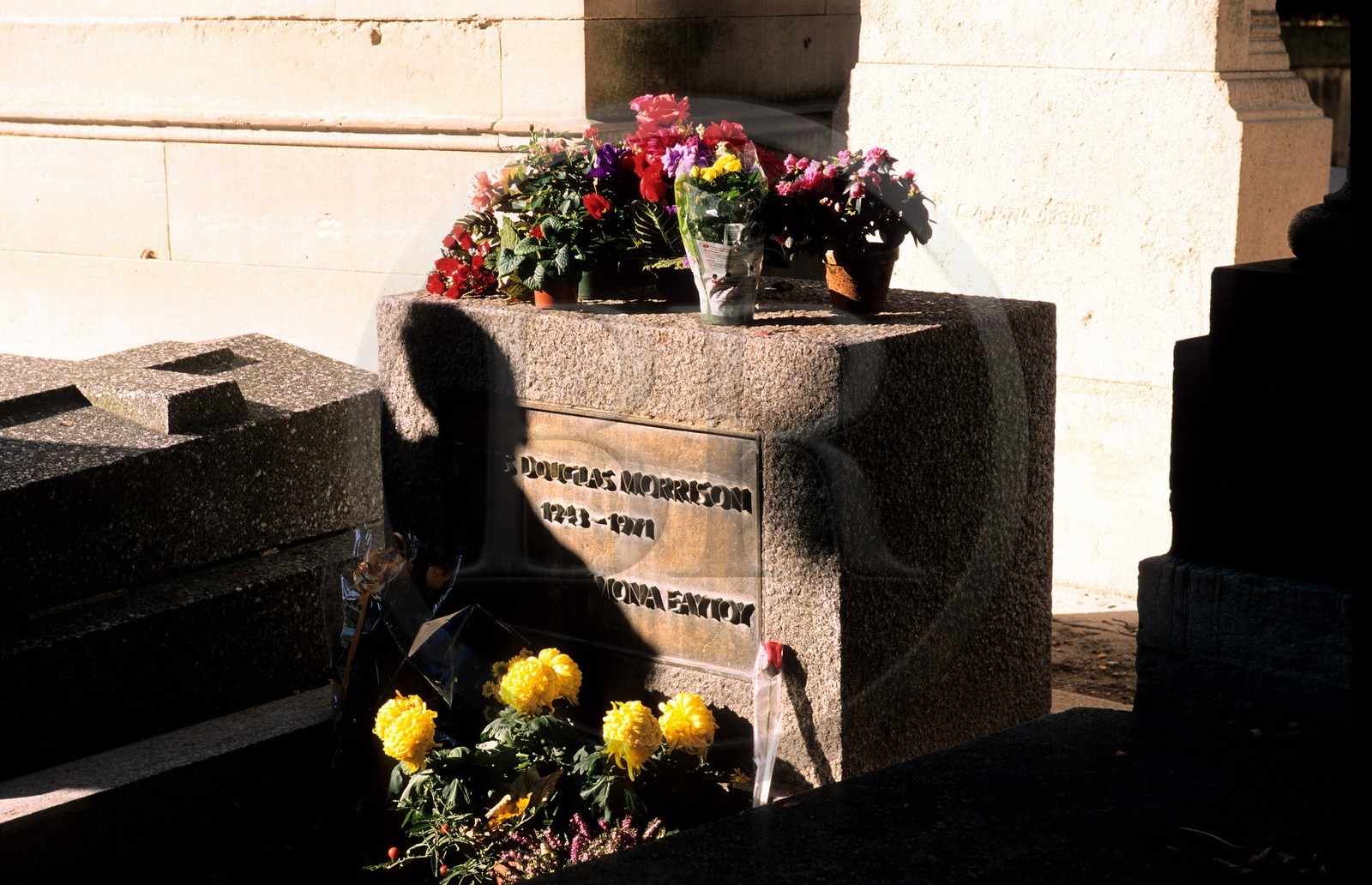 France, Paris 20ème (75), cimetière du Père Lachaise, la tombe de Jim Morrison