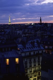 France, Paris (75), fenêtre sur le canal Saint Martin et Tour Eiffel illuminée (© SETE-illuminations Pierre Bideau)
