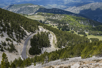 France, Vaucluse (84), Parc Naturel Régional du Mont Ventoux, Beaumont-du-Ventoux, route D974 sur le versant Nord vue depuis le sommet du Mont Ventoux et le Chalet Liotard en arrière plan