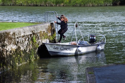 France, Charente-Maritime (17), Saintonge, Port-d'Envaux, embarquement à bord d'un canot