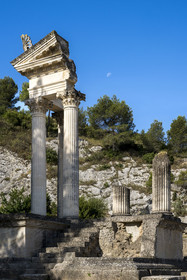 France, Bouches-du-Rhône (13), Parc Naturel Régional des Alpilles, Saint-Rémy-de-Provence, site archéologique de Glanum, colonnes et entablement reconstitués du petit temple géminé du premier forum