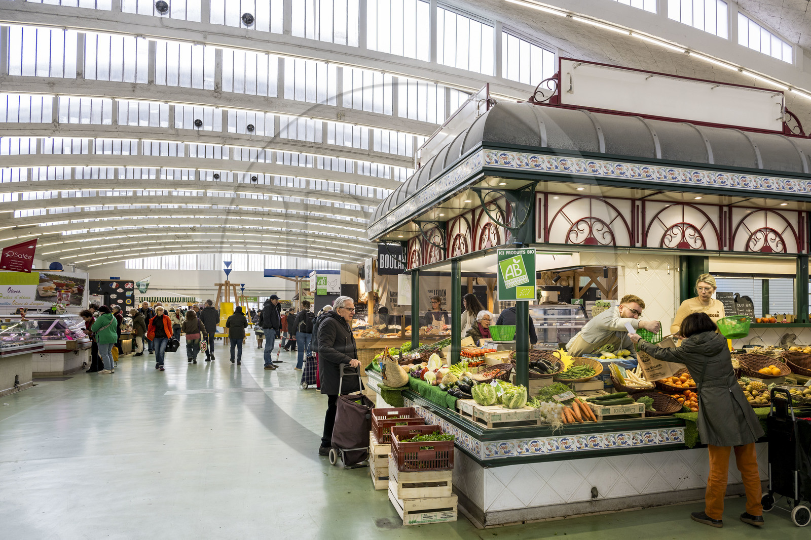 France, Loire-Atlantique (44), Saint-Nazaire, les halles du marché couvert de Saint-Nazaire construites entre 1956 et 1958, étal de fruits et légumes Bio