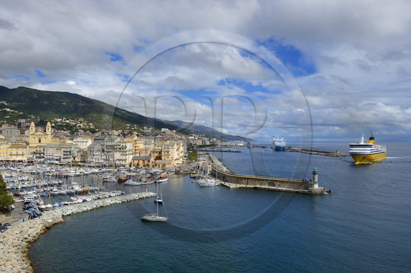 France, Haute-Corse (2B), Bastia, le Vieux-Port dominé par l'église Saint-Jean-Baptiste et le port des ferries en arrière plan