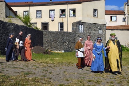 France, Puy-de-Dôme (63), Clermont-Ferrand, quartier de Montferrand, membres de l'association Il était une fois Montferrand en costumes médiévaux au pied des anciens remparts