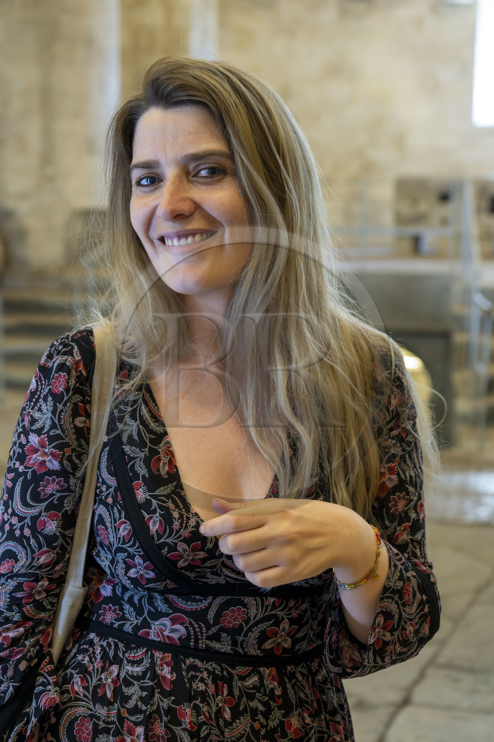 France, Bouches-du-Rhône (13), Arles, les Alyscamps, site classé Patrimoine Mondial de l'UNESCO, la directrice du musée départemental Arles antique Romy Wyche