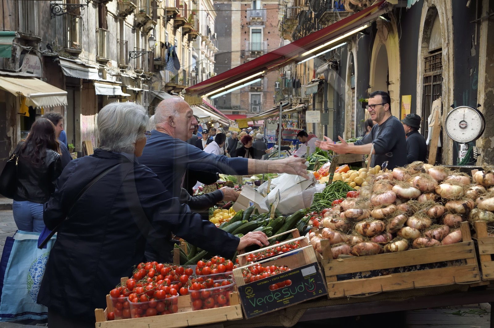 Italie, Sicile, Catane, ville baroque classée au Patrimoine Mondial de l'UNESCO, le marché aux fruits et légumes dans le quartier du Duomo via Gisira