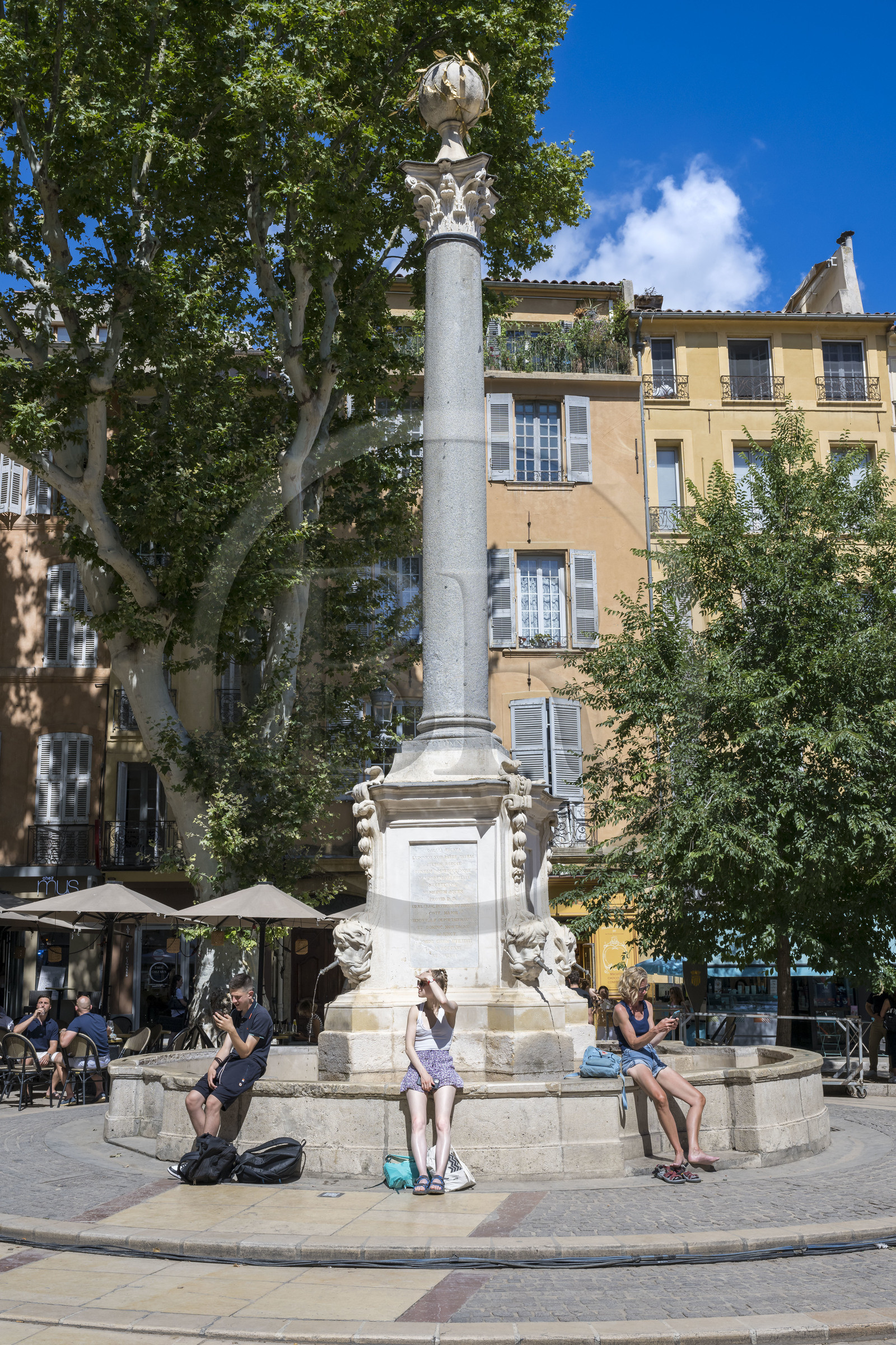 France, Bouches-du-Rhône (13), Aix en Provence, la place de l'Hotel de Ville avec sa fontaine