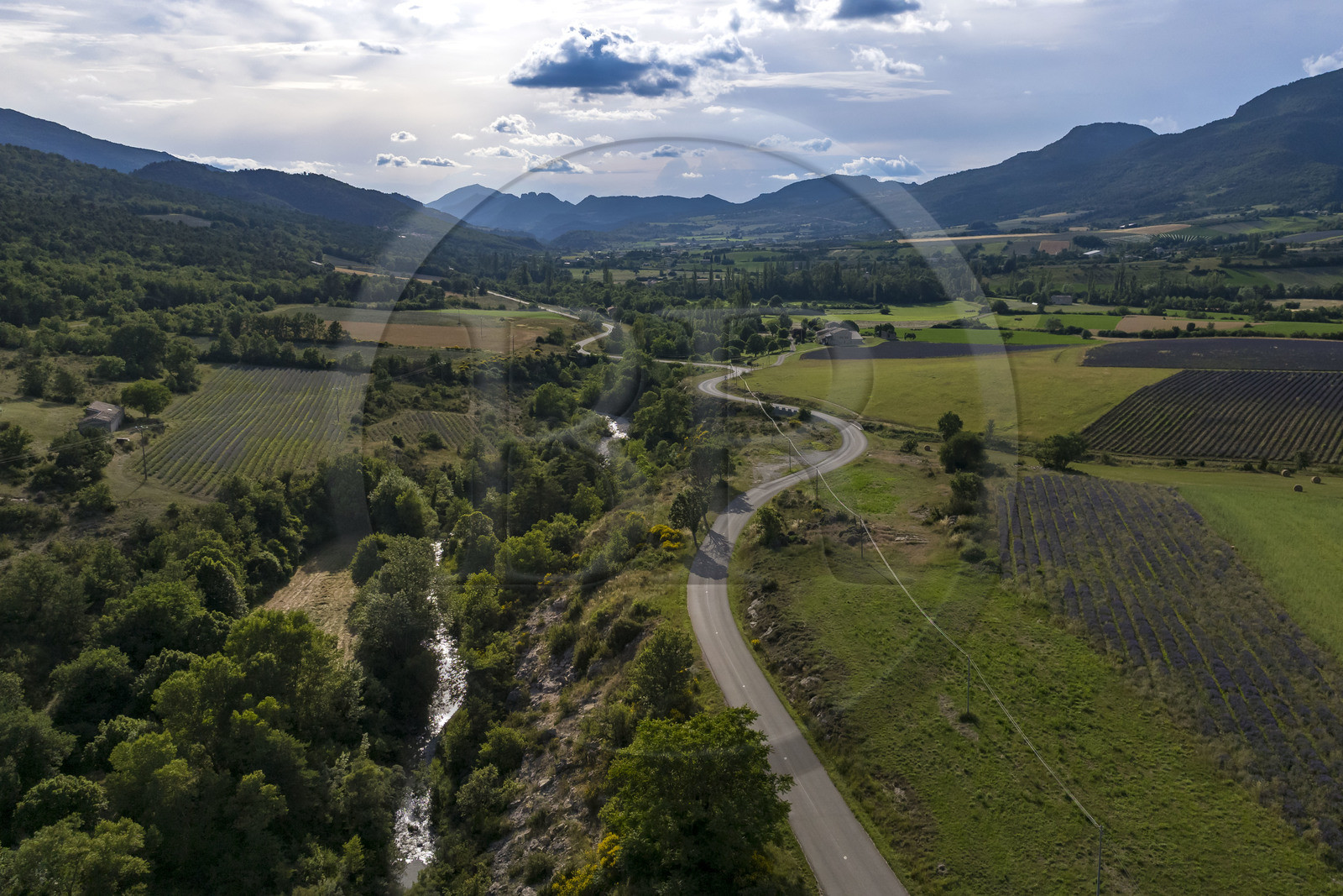 France, Drôme (26), parc naturel régional des Baronnies provençales, Saint-Auban-sur-l'Ouvèze, la vallée de l'Ouvèze (vue aérienne)