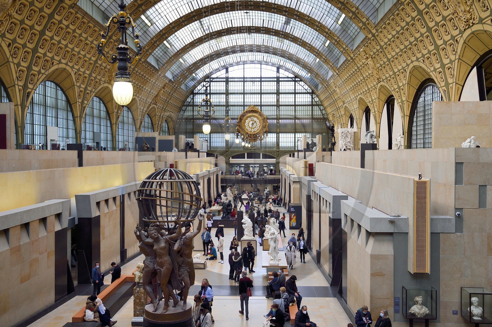 France, Paris (75), le musée d'Orsay, vue générale sur la nef avec en premier-plan Les quatre parties du monde, la sculpture de Jean-Baptiste Carpeaux soutenant la sphère céleste