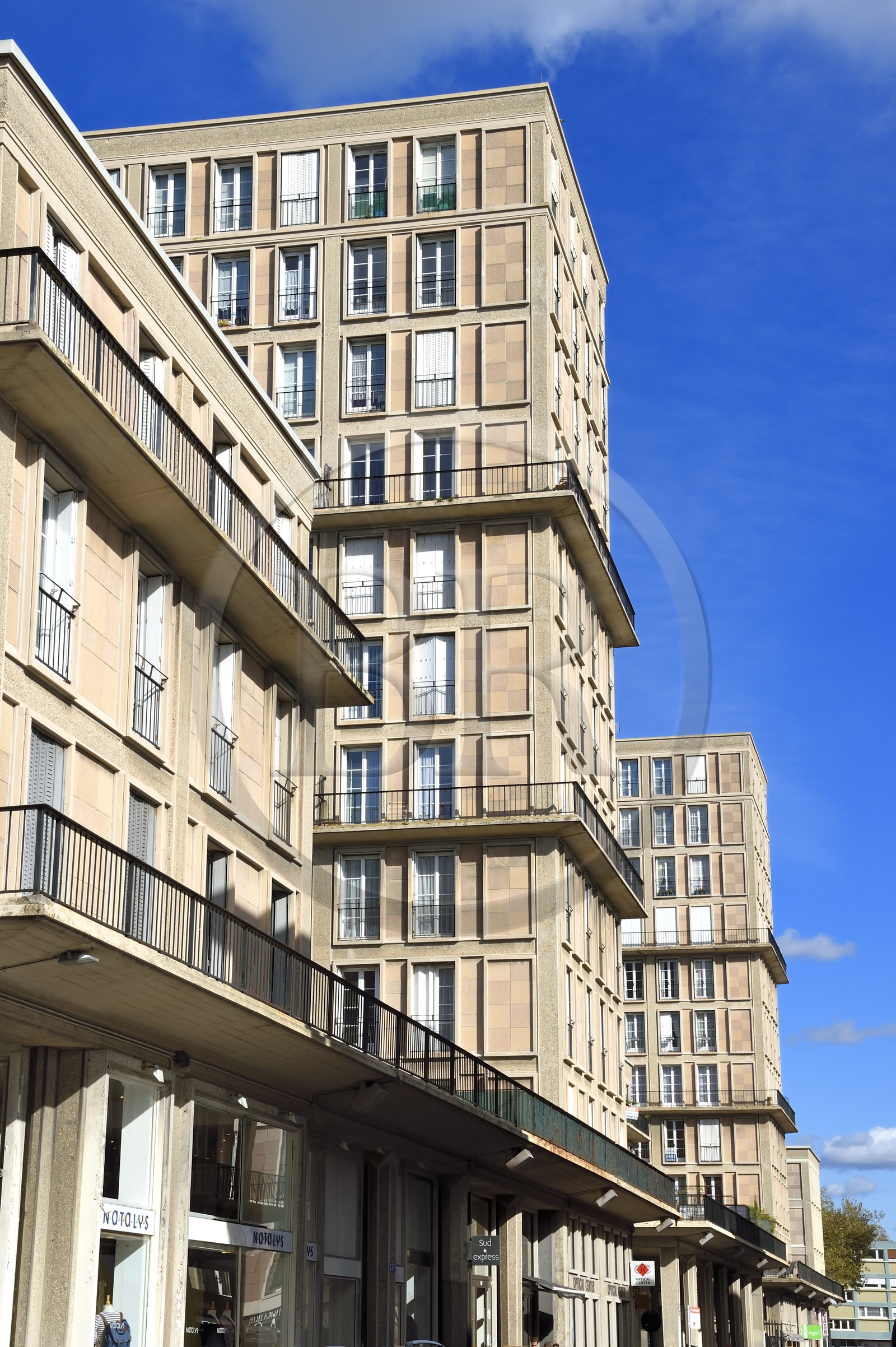 France, Seine-Maritime (76), Le Havre, Centre-ville reconstruit du Havre par Auguste Perret classé Patrimoine Mondial de l'UNESCO, immeubles Perret dans la rue Victor Hugo
