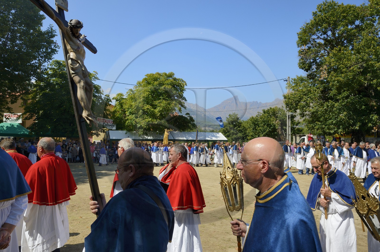 France, Haute-Corse (2B), région du Niolu (Niolo), Casamaccioli, fête de la Santa du Niolu où l'on célèbre la Nativité de la Vierge, procession des membre des confréries religieuses, la granitula où les confrères forment une spirale qui se noue puis se dénoue en un mouvement complexe