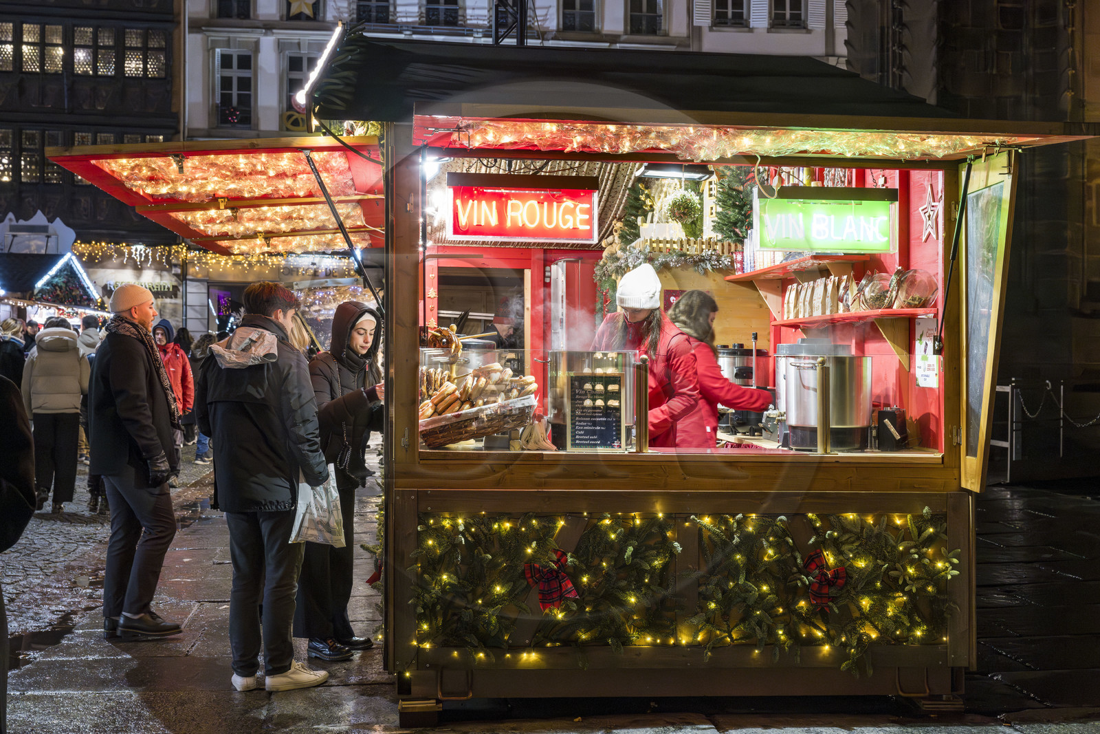 France, Bas-Rhin (67), Strasbourg, vieille ville classée au Patrimoine Mondial de l'UNESCO, marché de Noël (Christkindelsmarik) au pied de la Cathédrale Notre Dame, stand de vin chaud