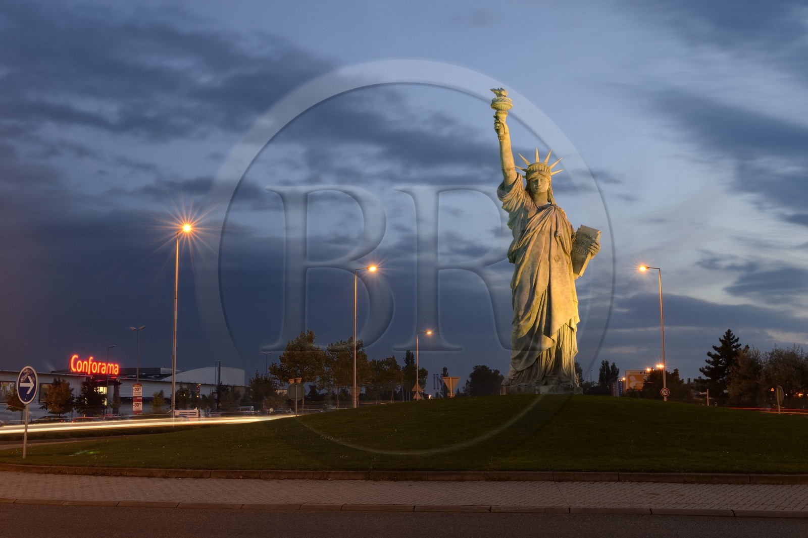 France, Haut-Rhin (68), Colmar, réplique de la statue de la Liberté  de Auguste Bartholdi sur la route de Strasbourg, elle est d’une hauteur de 12 mètres au flambeau