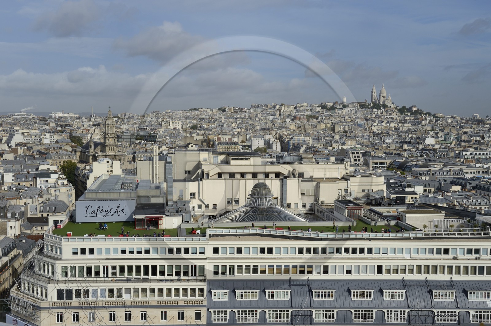France, Paris (75), boulevard Haussmann, le grand magasin des Galeries Lafayette et la basilique du Sacré-Coeur sur la colline de Montmartre