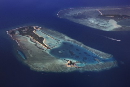 Maldives, Ile et atoll privé (vue aérienne)