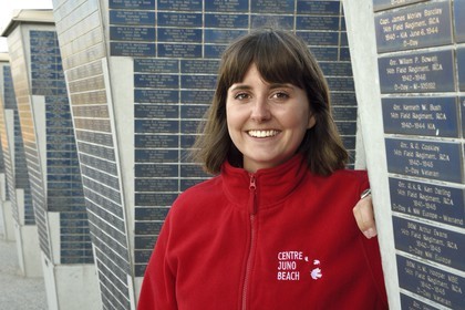 France, Calvados (14), Courseulles-sur-Mer, Centre Juno Beach, Leigh Hunter jeune Canadienne volontaire qui anime le musée consacré au role du Canada lors de la Seconde Guerre Mondiale, plaques listant les donateurs du musée