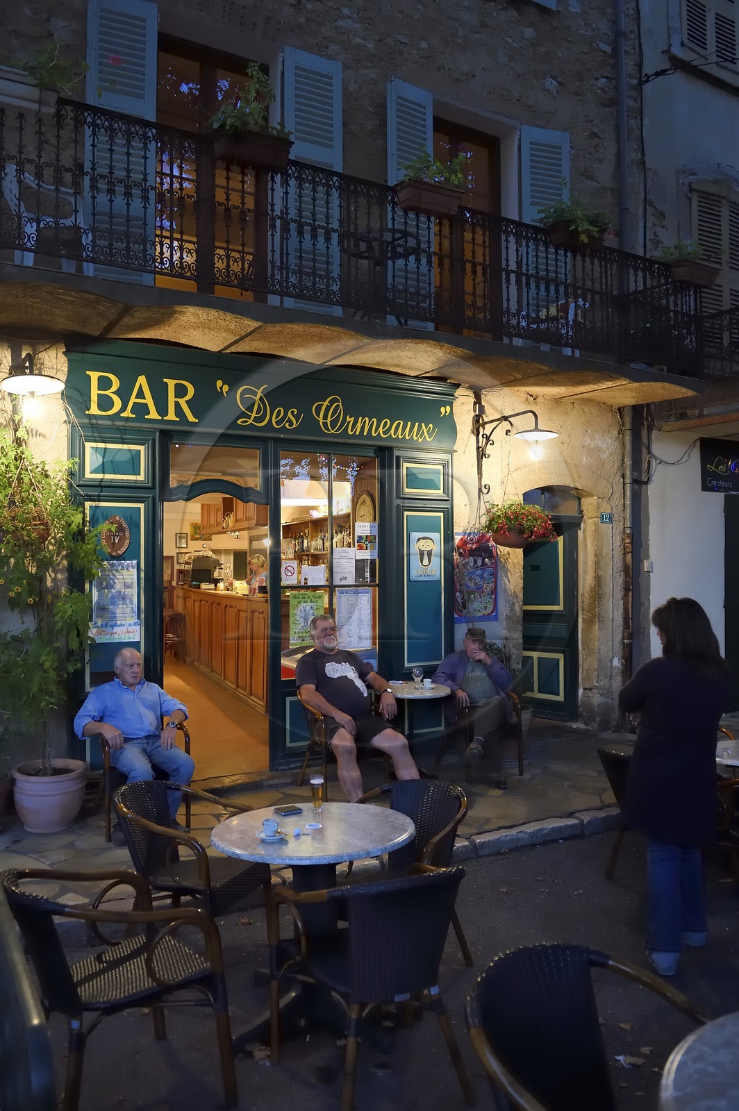 France, Var (83), La Dracénie, village de Tourtour, bar sur une terrasse de la place principale