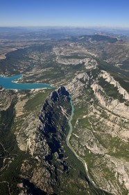 Var (83) rive gauche et Alpes-de-Haute-Provence (04) rive droite, Parc Naturel Régional du Verdon, les Gorges du Verdon qui débouchent sur le lac de Sainte Croix, la chaîne des Alpes en arrière plan (vue aérienne)