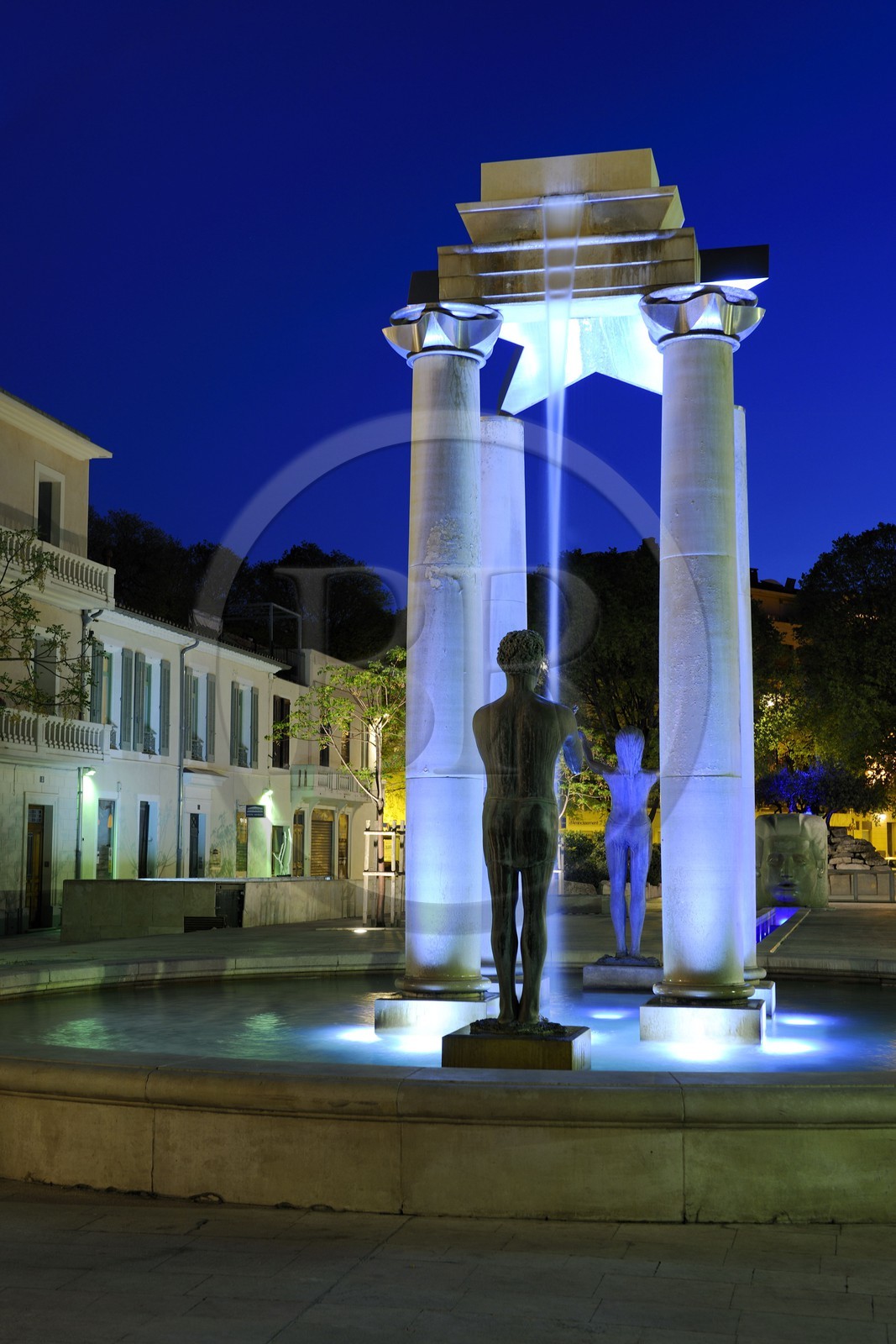 France, Gard (30) Nimes, la place d'Assas, fontaine conçue par le plasticien Martial Raysse