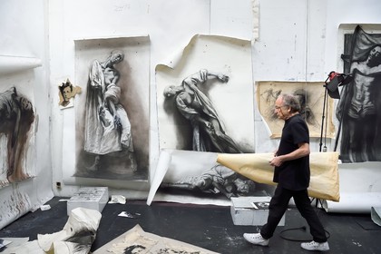 France, Ivry-sur-Seine (94), l'artiste plasticien Ernest Pignon-Ernest dans son atelier