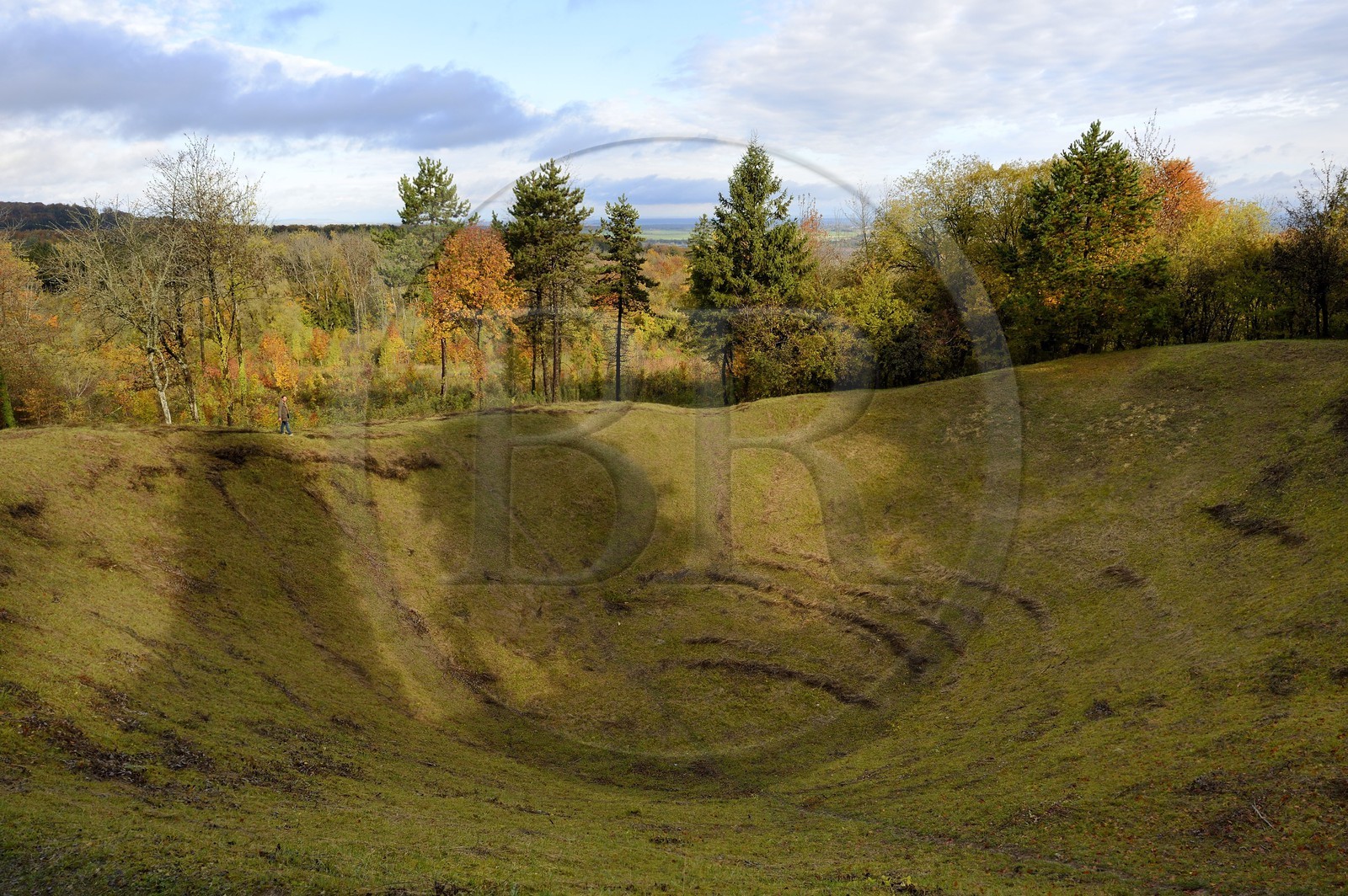 France, Meuse (55), Parc régional de Lorraine, Cotes de Meuse, Les Éparges, traces des combats d’une des luttes les plus meurtrières de la Première Guerre mondiale, entonnoir résultant d'explosions de mines pour le contrôle du « point X » qui domine la plaine
