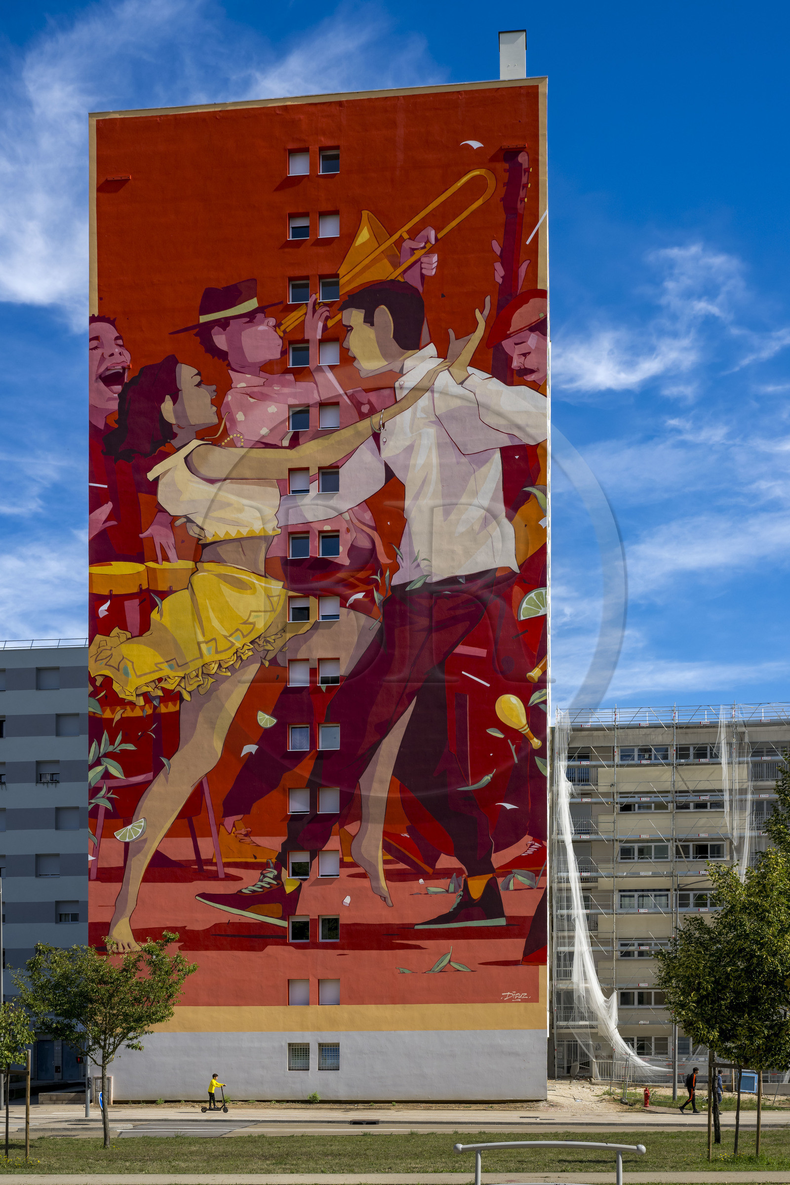 France, Côte-d'Or (21), Dijon, quartier Fontaine d’Ouche, fresque monumentale sur la façade d’un immeuble HLM avenue Édouard-Belin par le street artiste Difuz, alias Diego Konicheckis