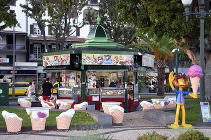 Portugal, Ile de Madère, Funchal, terrasse de glacier sur le front de mer