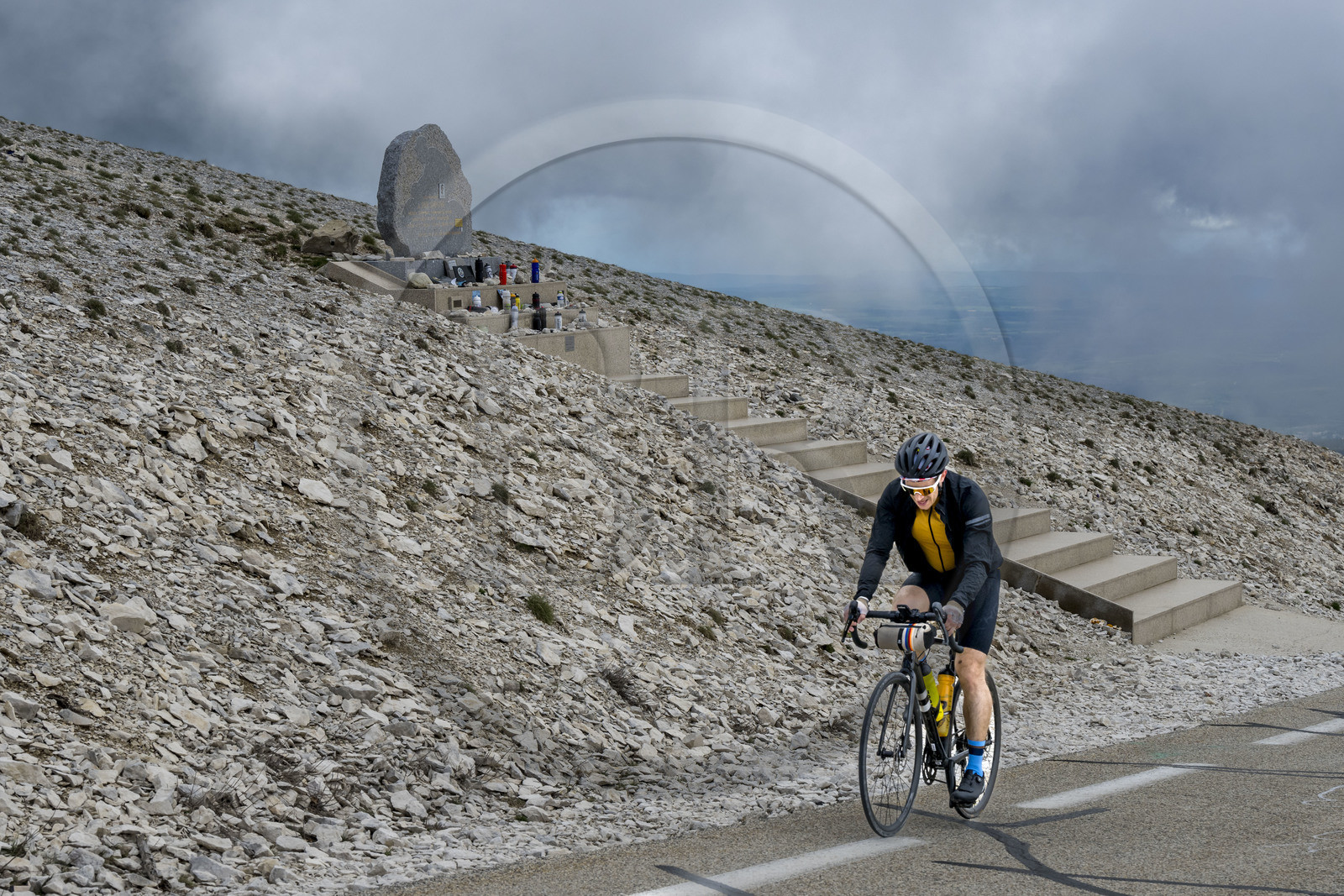 France, Vaucluse (84), Parc Naturel Régional du Mont Ventoux, Bedoin, ascension à vélo du Mont Ventoux par la route D974 sur le versant sud, le monument à la mémoire de Tom Simpson mort pendant le Tour de France