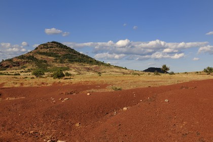 France, Hérault (34), les ruffes rouges dessinent un paysage de dunes autour de lac du Salagou