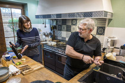 France, Vendée (85), Jard-sur-Mer, la maison d'hotes le Clos de la Vinière, Fabienne et Loïc Ammon sont en cuisine pour préparer un diner raffiné