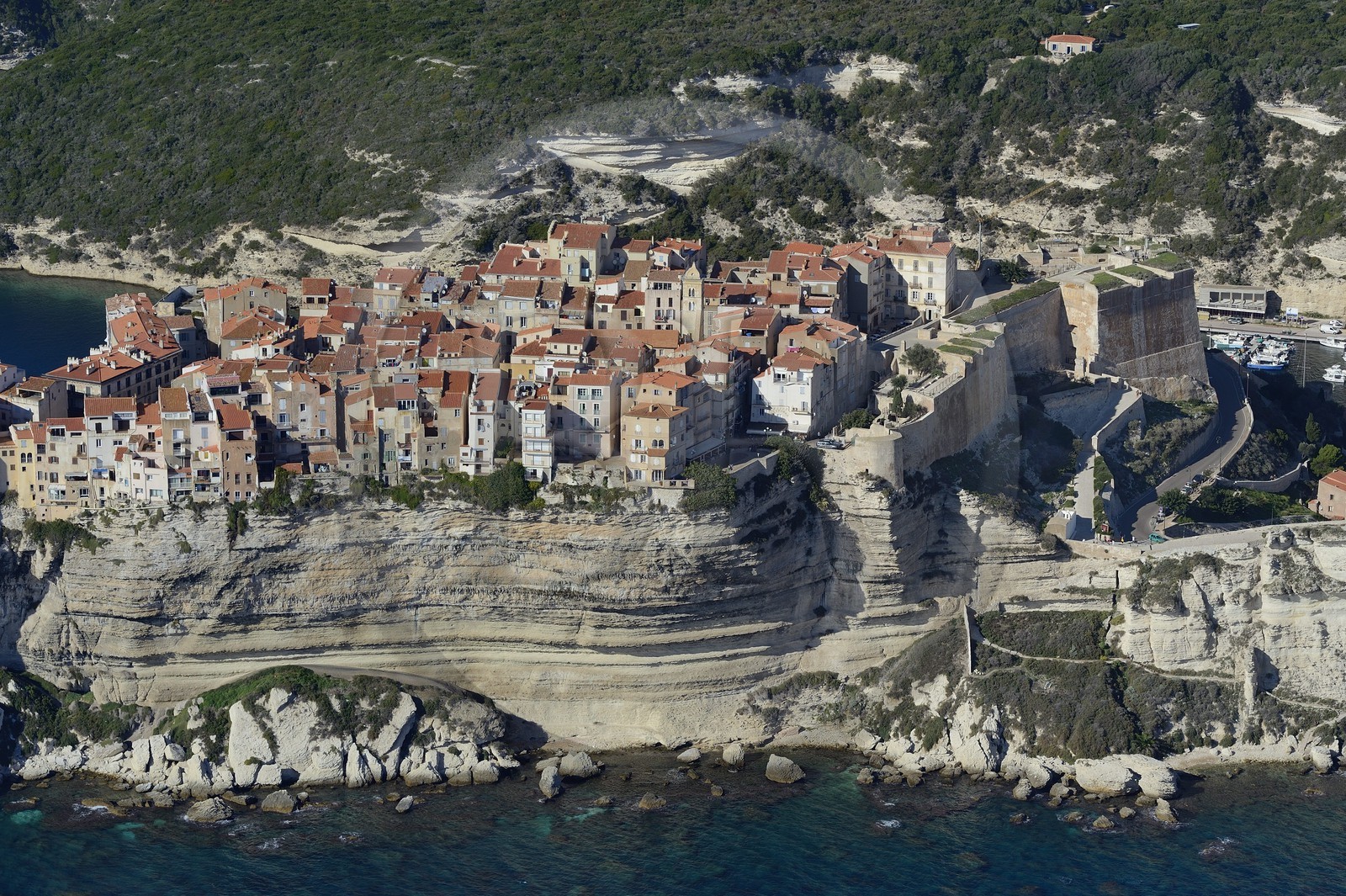 France, Corse-du-Sud (2A), Bonifacio, les falaises calcaires, la citadelle et la vieille ville (vue aérienne)