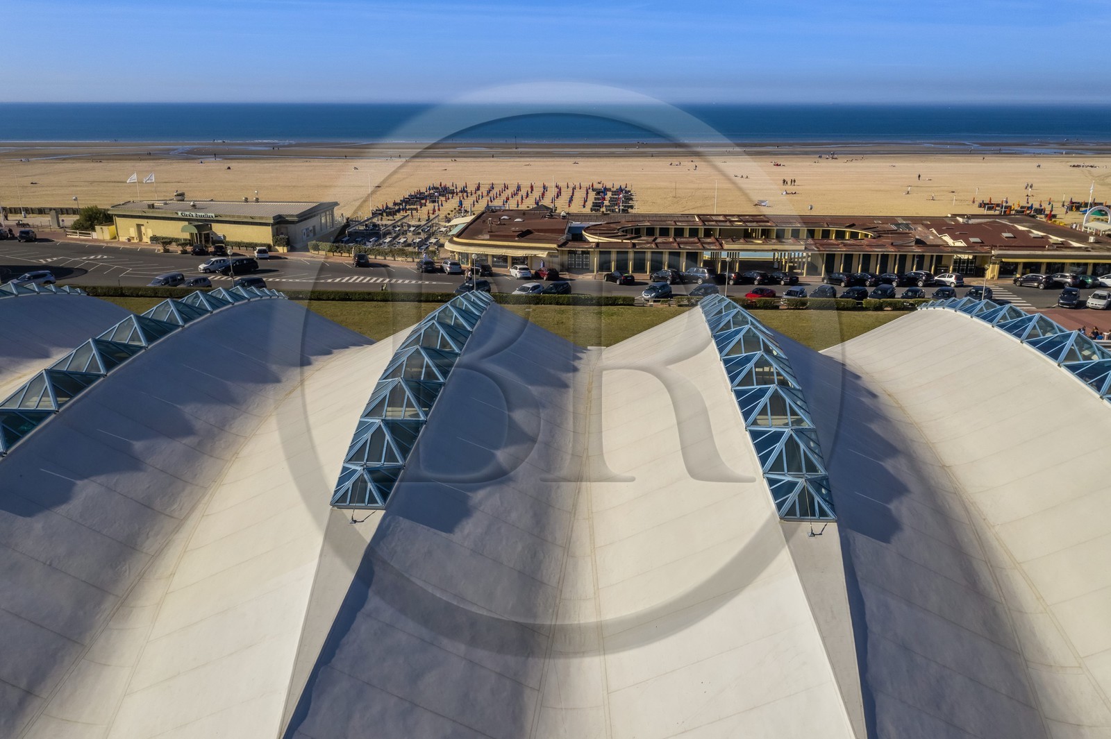 France, Calvados (14), Pays d'Auge, Deauville, la piscine olympique par l'architecte Roger Taillibert et cabines de bain de style Art déco en arrière plan