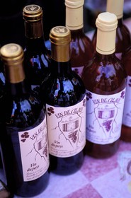 France, île de la Réunion, vente du vin de Cilaos sur le marché de Saint-Pierre