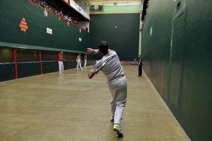 France, Pyrenees Atlantiques, Basque Country, Saint Jean Pied de Port, trinquet Garat, traditional Basque pelota party with bare hand for the Chasseurs (hunters) Cup
