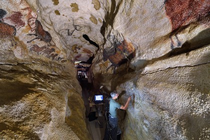 France, Dordogne (24), Montignac, chantier du futur Centre International de l'Art pariétal de Montignac-Lascaux (Lascaux 4), le diverticule axial de la grotte reconstituée par l’Atelier des Fac-Similés du Périgord (AFSP), finitions des peintures murales de la partie inférieure par l'artiste peintre Gilles Lafleur