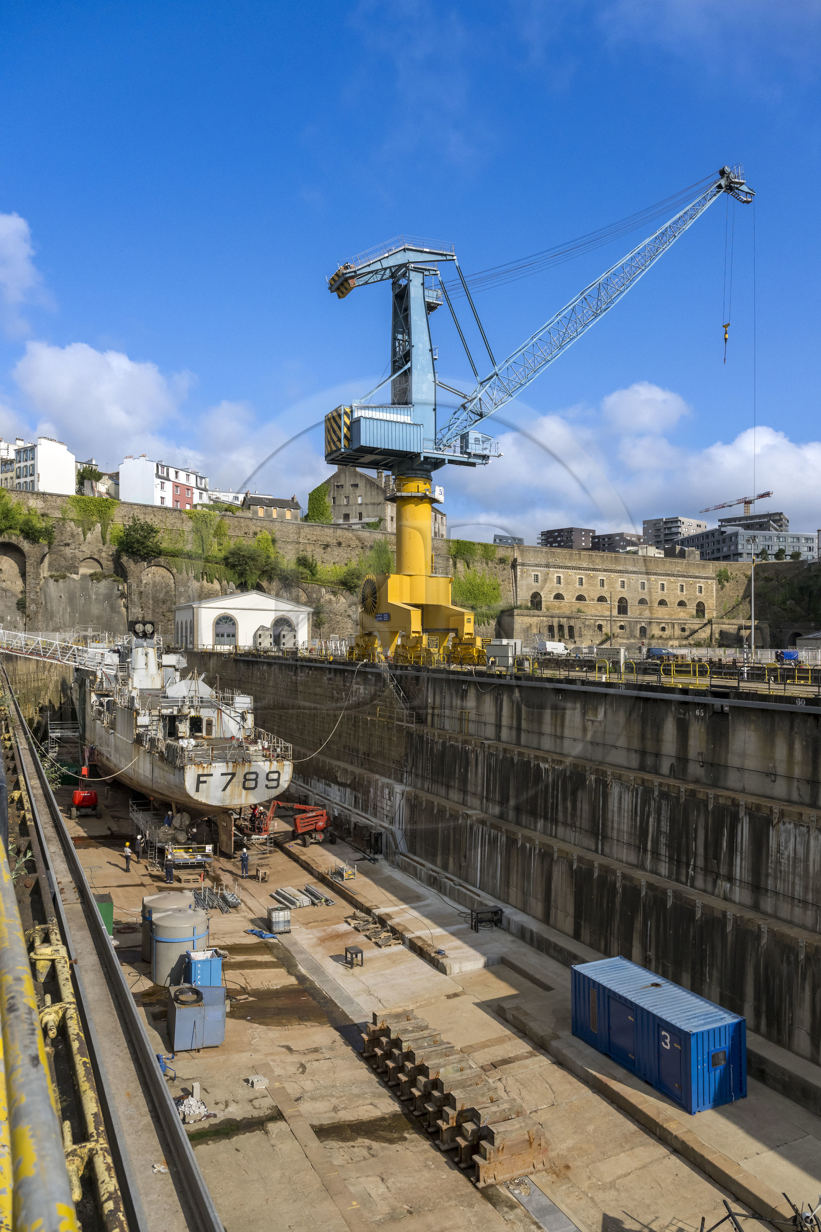 France, Finistère (29), Brest, l'arsenal, le port militaire est une base navale de la Marine nationale, navire de guerre en chantier dans un des deux bassins de radoub de Pontaniou situés dans l’anse de Pontaniou, le batiment aux Lions en arrière plan à droite
