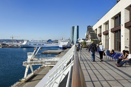 France, Bouches-du-Rhône (13), Marseille, Zone Euroméditerranée, quartier La Joliette, les Terrasses du Port et la tour CMA CGM de l'architecte Zaha Hadid en arrière plan