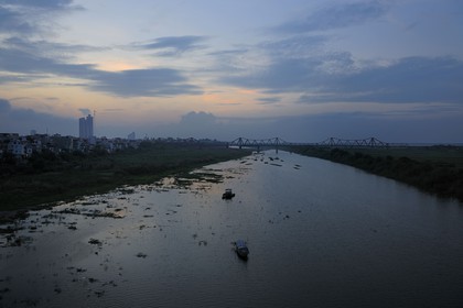 Vietnam, Hanoï, the Red River and the Long Bien Bridge former Paul Doumer Bridge
