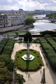 France, Paris (75), les rives de la Seine classées Patrimoine Mondial de l'UNESCO, île de la Cité, jardin de la cathédrale Notre-Dame