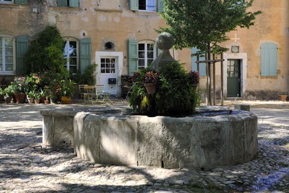 France, Hérault (34), Villeneuvette, ancienne manufacture royale, la fontaine de la place Louis XIV aménagée pour les lavandières