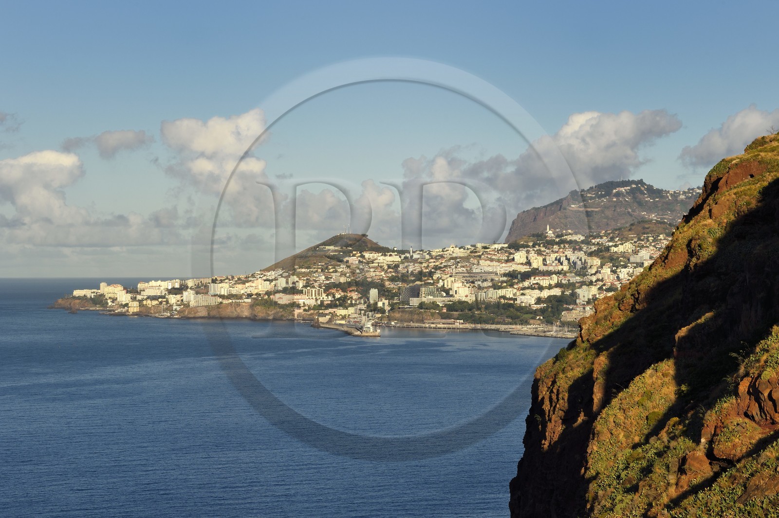 Portugal, Ile de Madère, la capitale Funchal vue depuis Ponta do Garajau